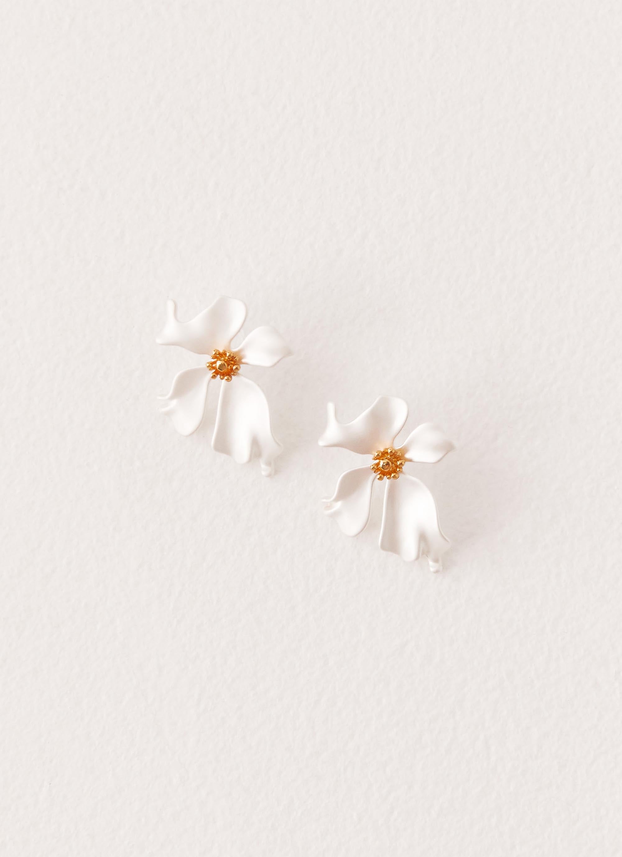 Avery Earrings - Pearl