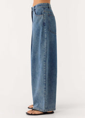Zayn Pleated Denim Jeans - Light Wash Blue